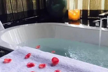 天津和平区水疗池中的失重冥想:当身体学会漂浮